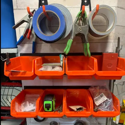 oranje bakje met gereedschap